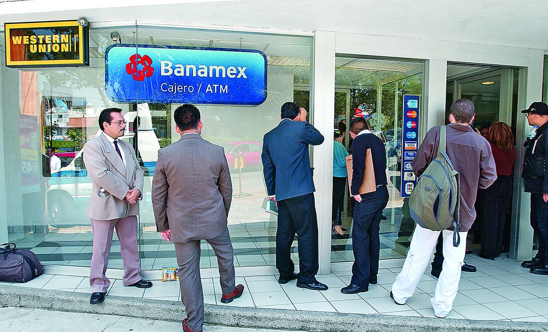 Los expertos sugieren que si tienes tarjeta de crédito te acostumbres a pagar el total de la deuda cada mes (ARCHIVO EL UNIVERSAL)