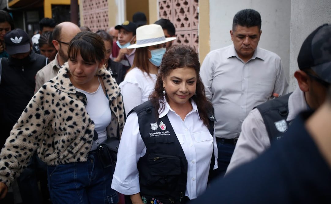 Clara Brugada durante recorridos en viviendas de Iztapalapa afectadas por fuertes lluvias (04/06/2025). Foto: Especial