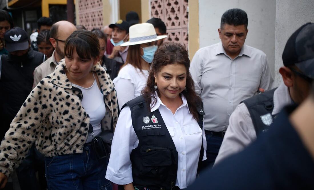 Clara Brugada durante recorridos en viviendas de Iztapalapa afectadas por fuertes lluvias (04/06/2025). Foto: Especial