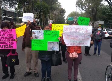 Pacientes del IMSS en sillas de ruedas bloquean Periférico Norte; exigen hemodiálisis