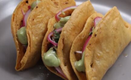 Cuaresma: chef en proceso prepara pescadillas y rompe el internet