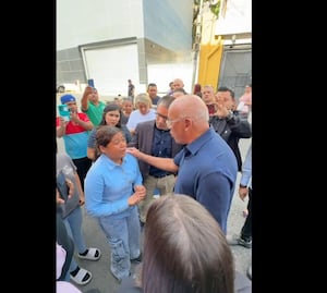 Captan en video reunión del Jefe del Parlamento de Venezuela con familiares de presos políticos; promete excarcelaciones