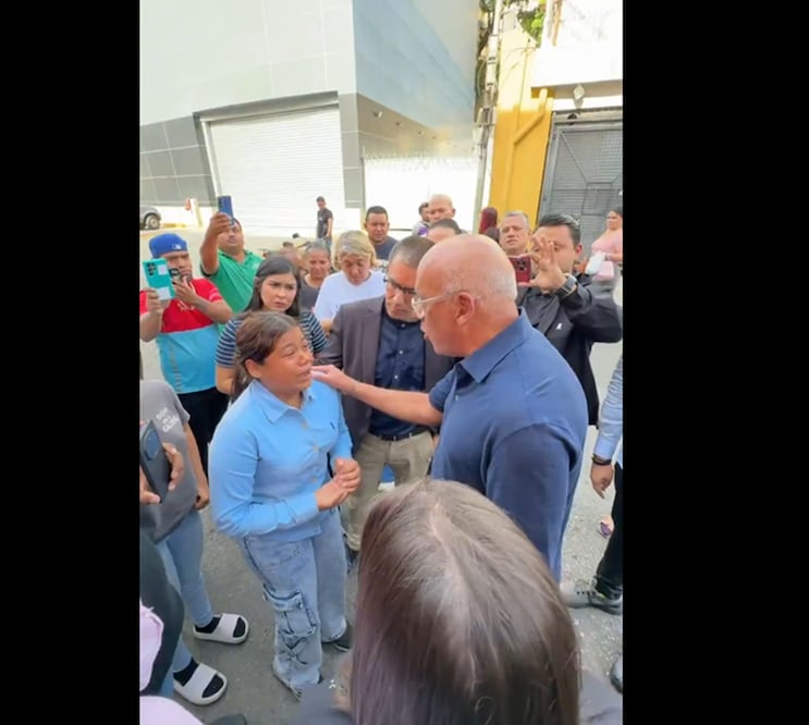 El presidente del Parlamento de Venezuela, Jorge Rodríguez, prometió este viernes ante familiares de presos políticos congregados en un comando policial en Caracas la liberación de "todos los detenidos" el mismo día en que se apruebe la ley de amnistía, que estimó pasaría "entre el martes que viene y a más tardar el viernes". Foto: Tomada de video