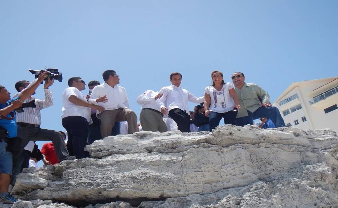 Los titulares de la Semarnat y la Sectur, junto al gobernador de Q.Roo y el presidente municipal de Benito Juárez visitaron Playa Gaviota azul, donde se registra el arribo más voluminoso de sargazo (Foto: Adriana Varillas) 