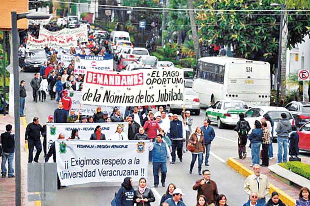 Los contingentes de la UV llegaron procedentes de las cinco regiones de la casa de estudios; se dieron cita en el parque de Los Tecajetes (ESPECIAL)