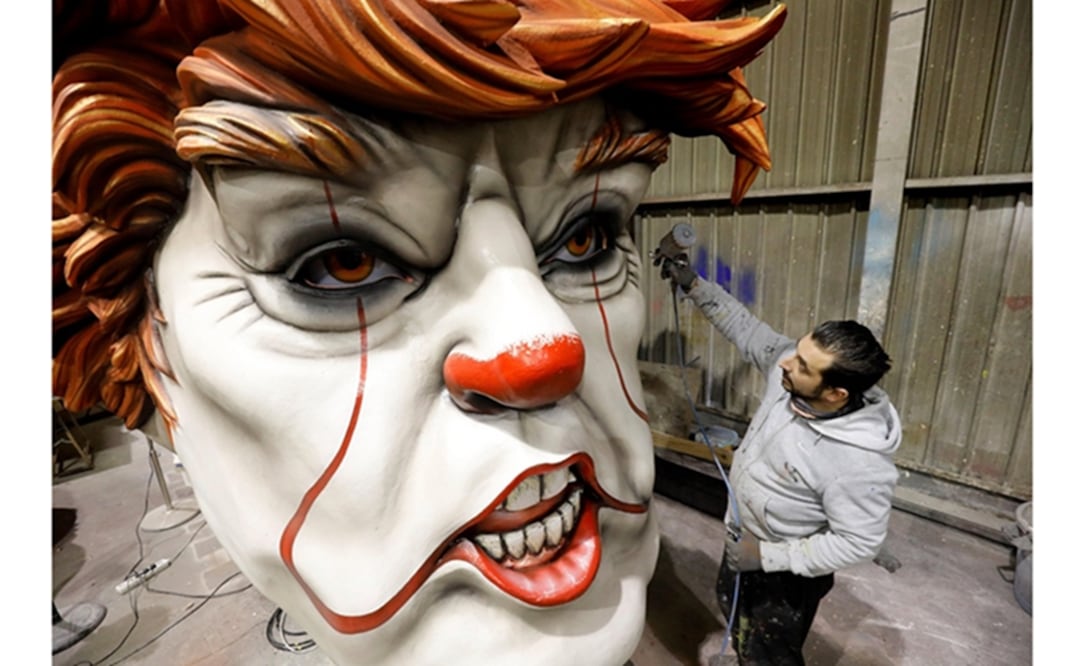 Trabajador da retoques a una carroza con la cara de Donald Trump, en Niza, que se prepara para celebrar su tradicional carnaval. Foto: EFE