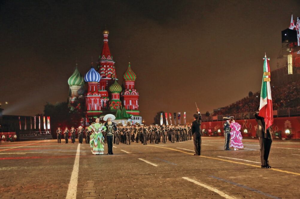 Un grupo folclórico mexicano participa en el Festival Internacional de Música Militar “Spasskaya Bashnya” ( Torre Spasskaya), celebrado en septiembre pasado en la Plaza Roja de Moscú (EMBAJADA DE RUSIA EN MÉXICO)