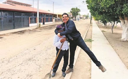 Morenista se pone navideño y “rifa” pavimentación de calles