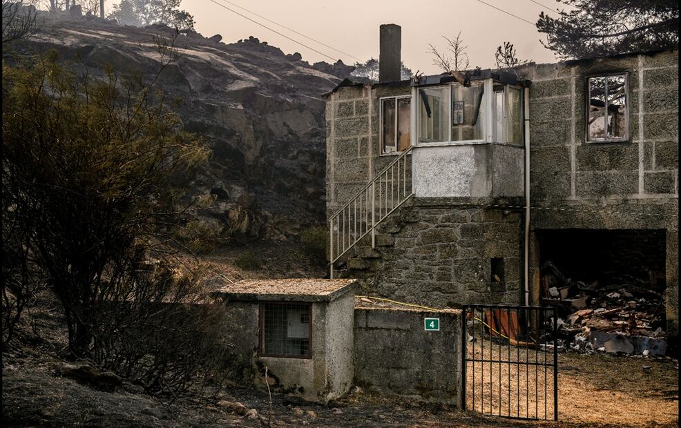 Imagen de una casa calcinada por el incendio forestal de Chandrexa de Queixa (Ourense), el 13 de agosto de 2025.. Foto: EFE
