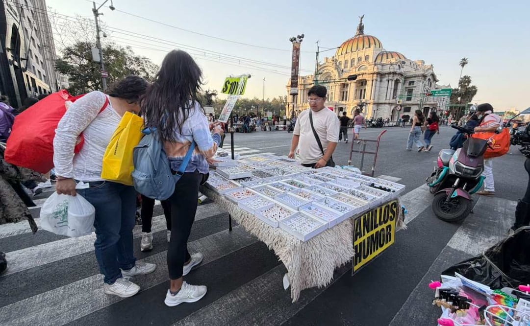 Comerciantes informales y artesanos bloquean Eje Central Lázaro Cárdenas; exigen espacios para vender su mercancía.
Foto: Especial.