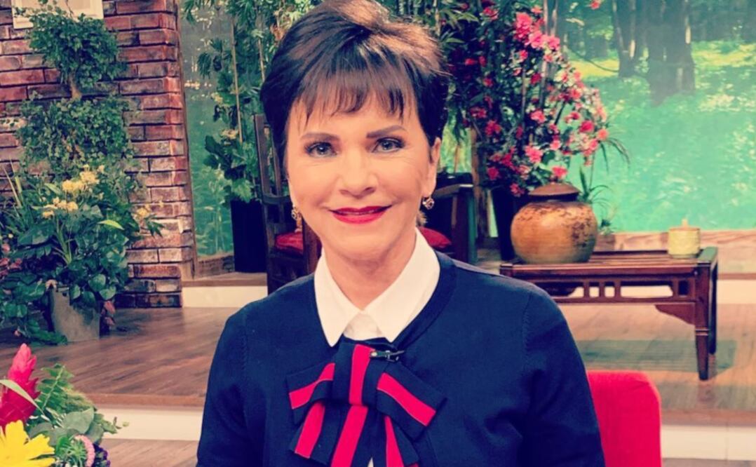 La conductora lució un suéter de punto con franjas rojas y moño al frente. Foto: Instagram