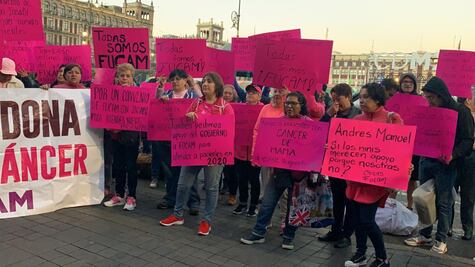 Mujeres con cáncer protestan afuera de Palacio Nacional