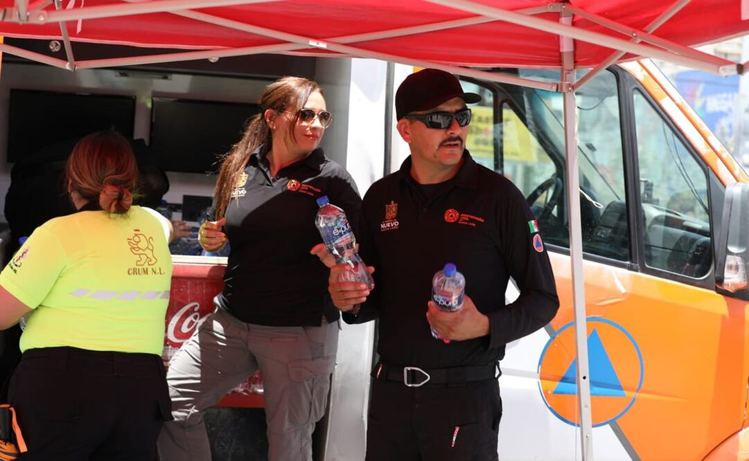 Protección Civil de Nuevo León, realizó un operativo para distribuir bebidas hidratantes. Foto: especial
