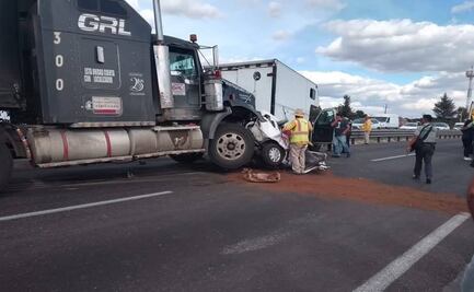 VIDEO: Tráiler sin frenos aplasta automóvil en la autopista Puebla-Orizaba