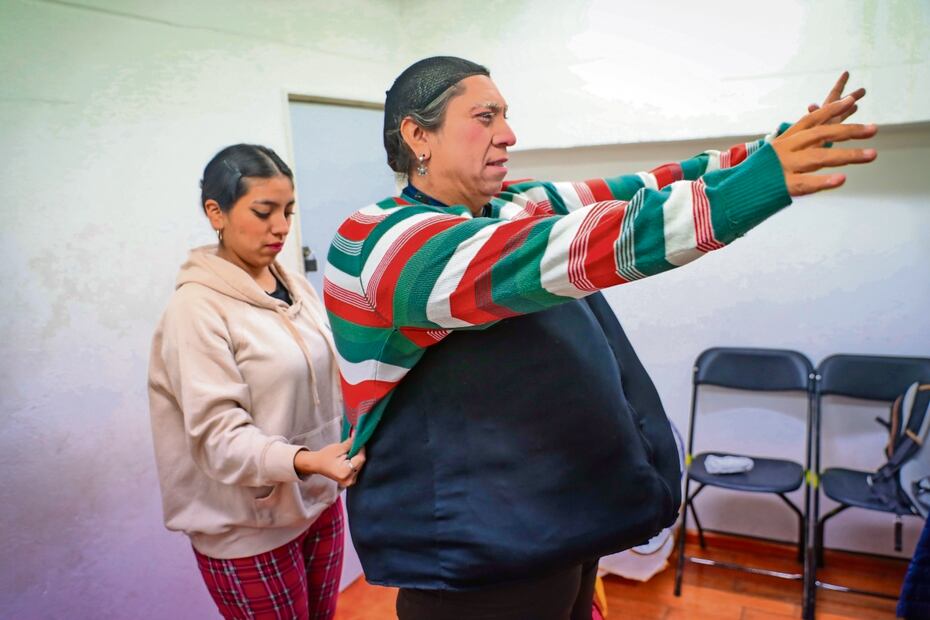 Sus hijos Julieta y Javier ayudan a Óscar a entrar en el personaje de Santa Claus y con la escenografía. Foto: Juan Boites