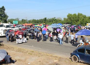 Trabajadores mantienen bloqueo en carretera Villahermosa-Macuspana
