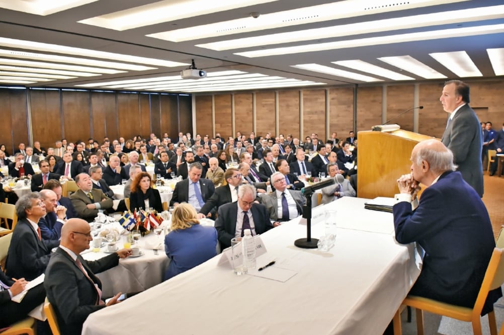 José Antonio Meade, secretario de Hacienda, se reunió con empresarios, industriales, diplomáticos y ex funcionarios, en una presentación similar a la que realizó ante inversionistas en sus giras por Nueva York y Londres (CORTE)