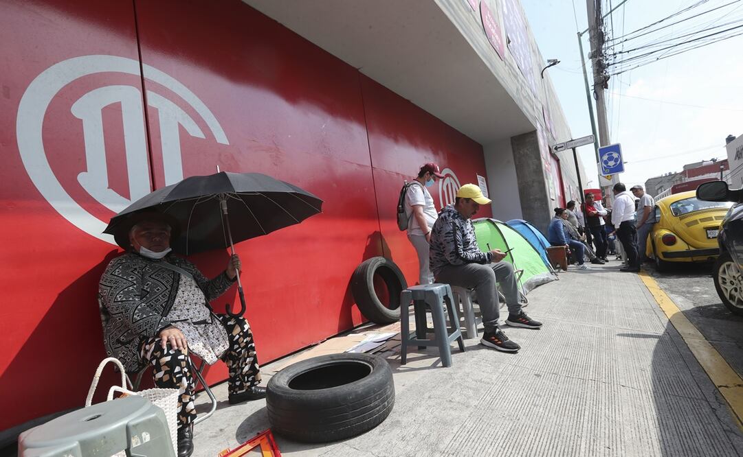 Personas afuera del estadio Nemesio Díez para comprar un boleto de la final del Apertura 2022 - FOTO: Jorge Alvarado / EL UNIVERSAL