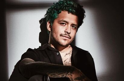 Se filtran imágenes de Nodal bebiendo alcohol directamente de sus premios Grammys