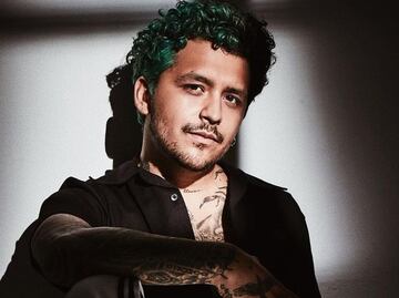 Se filtran imágenes de Nodal bebiendo alcohol directamente de sus premios Grammys