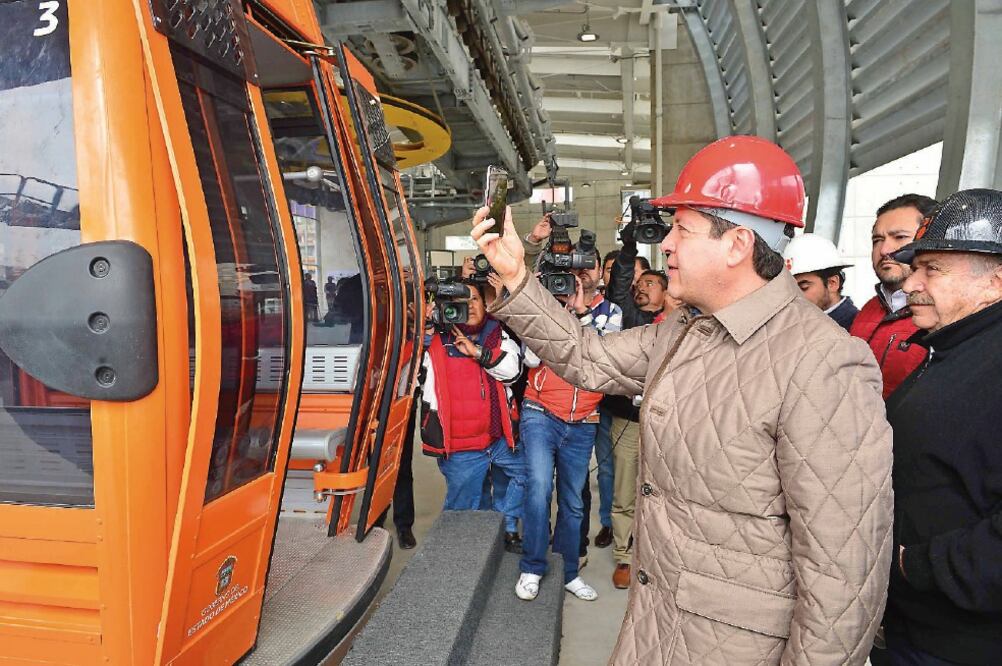 El gobernador Eruviel Ávila supervisó los trabajos del Mexicable en la zona de San Andrés de la Cañada, en la parte alta de la Sierra de Guadalupe (ESPECIAL)