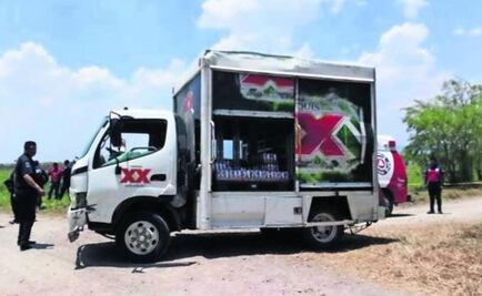 Hombres armados secuestran camión de cervezas y se desata balacera en Edoméx