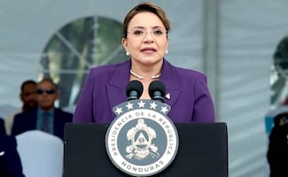 Xiomara Castro ordena transición en Honduras; señala a gobierno electo como "de facto"