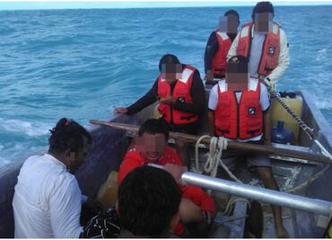 Rescatan con vida a 4 pescadores náufragos en Progreso, Yucatán; quedaron varados por el paso del Frente Frío 24