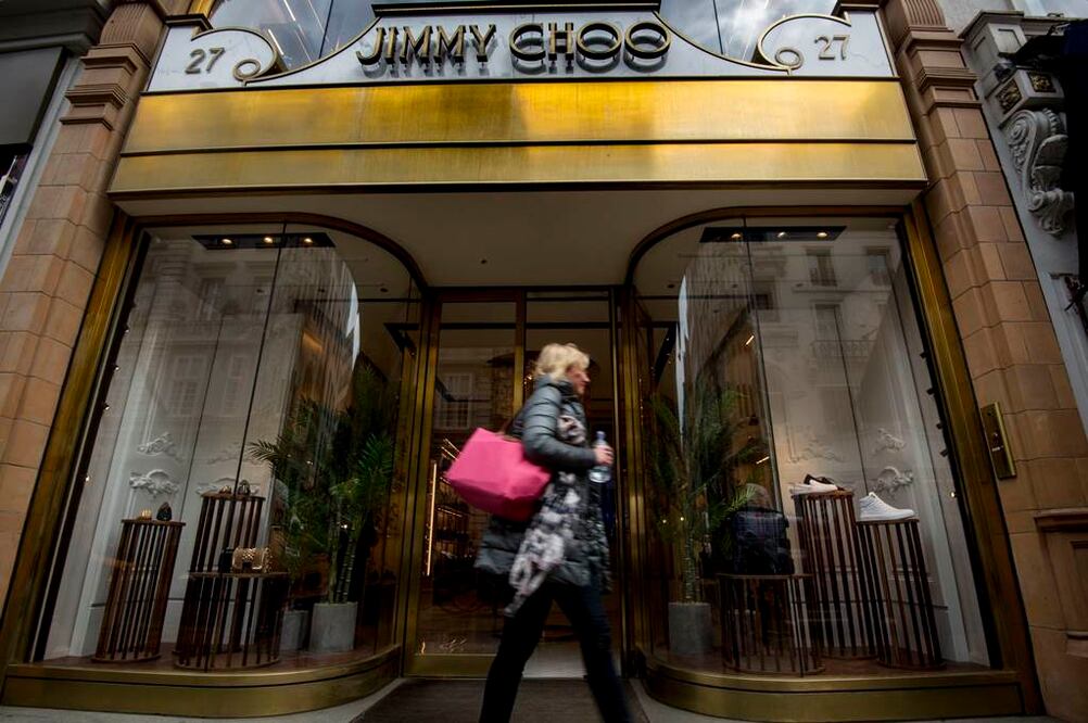 La marca estadounidense Michael Kors anunció la compra del fabricante de zapatos británico, también de lujo, Jimmy Choo. Foto: AP