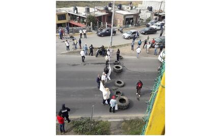 Campesinos bloquean carretera Texcoco-Lechería; protestan por construcción de autopista