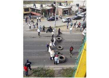 Campesinos bloquean carretera Texcoco-Lechería; protestan por construcción de autopista