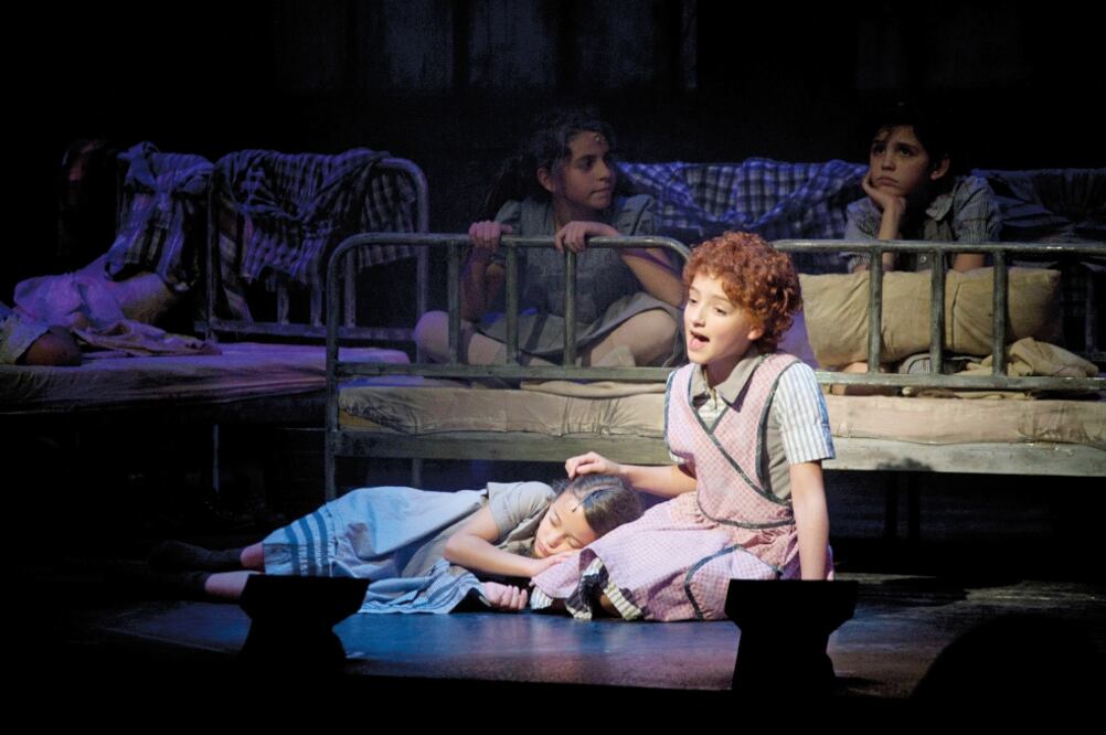 Haro interpreta a Annie en la puesta en escena en el teatro Insurgentes (CORTESÍA)