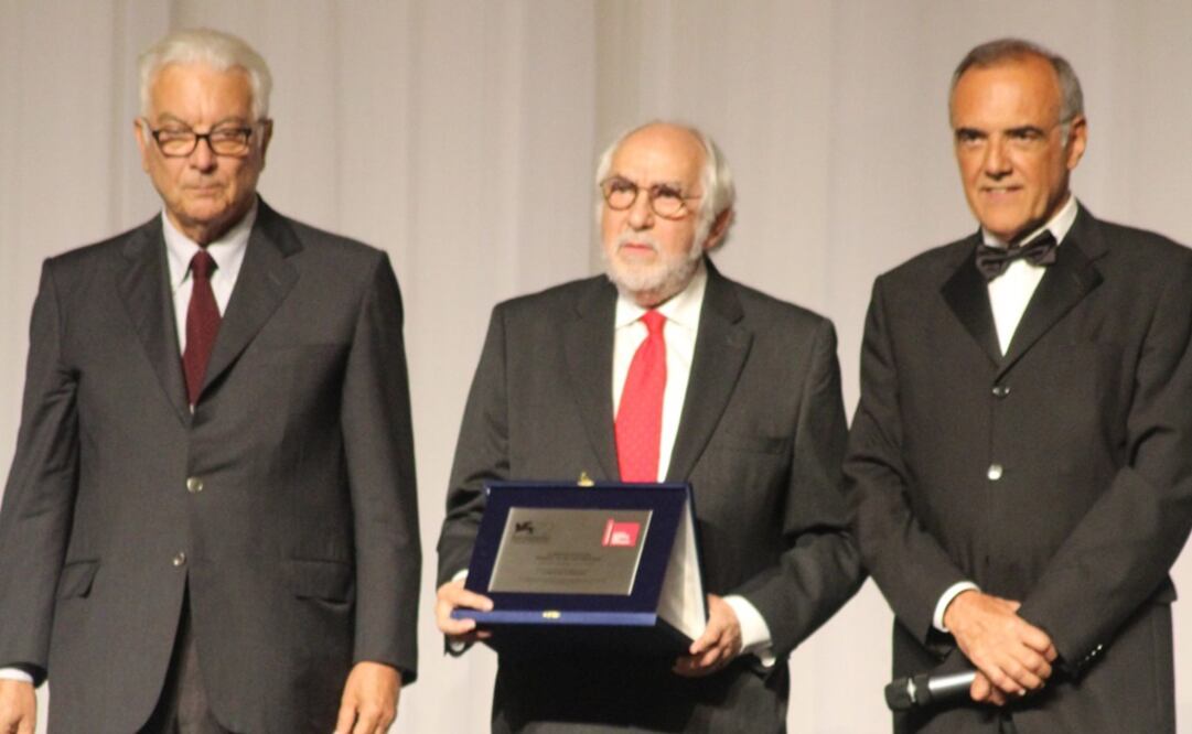 El director de la Mostra, Alberto Barbera, entregó a Ripstein la placa conmemorativa. (FOTO: Notimex)