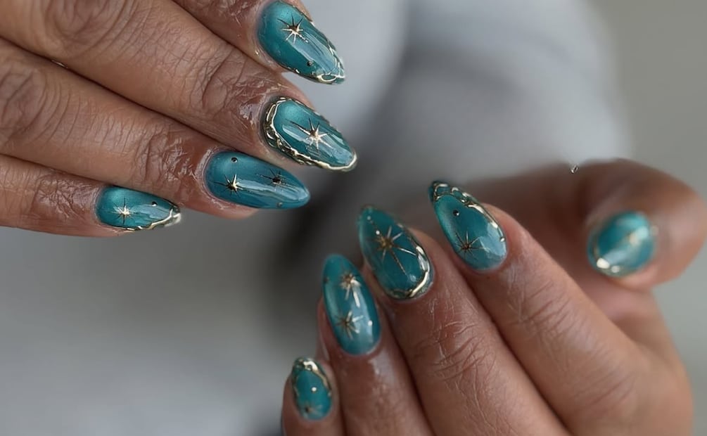 Combina el teal con tonos en dorado. Foto: Instagram @adoranails_whalley