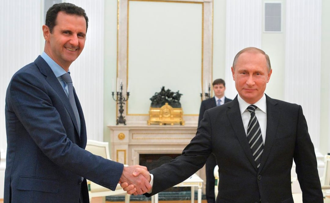 El presidente ruso Vladimir Putin, derecha, estrecha la mano del presidente sirio Bashar al-Assad (Foto: AP)
