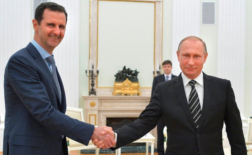 El presidente de Rusia, Vladimir Putin, estrecha la mano del presidente sirio Bashar al-Assad. Foto: Archivo / AP