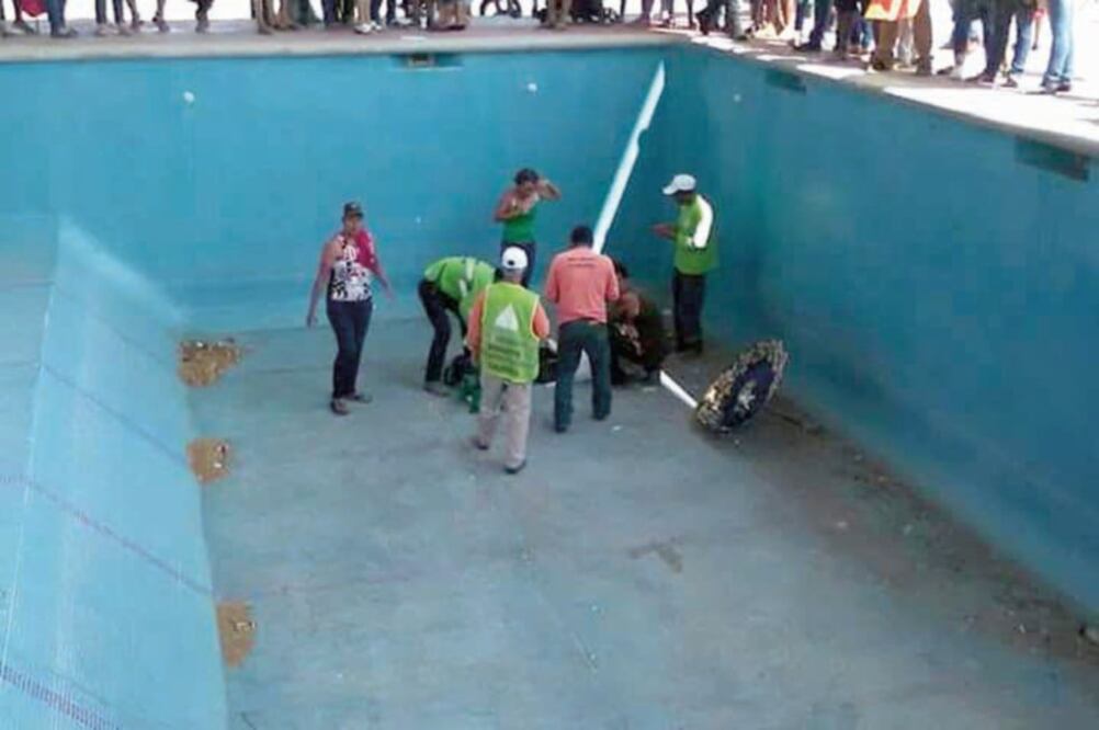 Celia, de 78 años, falleció al caer a una alberca vacía en la Unidad Deportiva del municipio de Arriaga; acudió a recibir el pago bimestral (ESPECIAL)