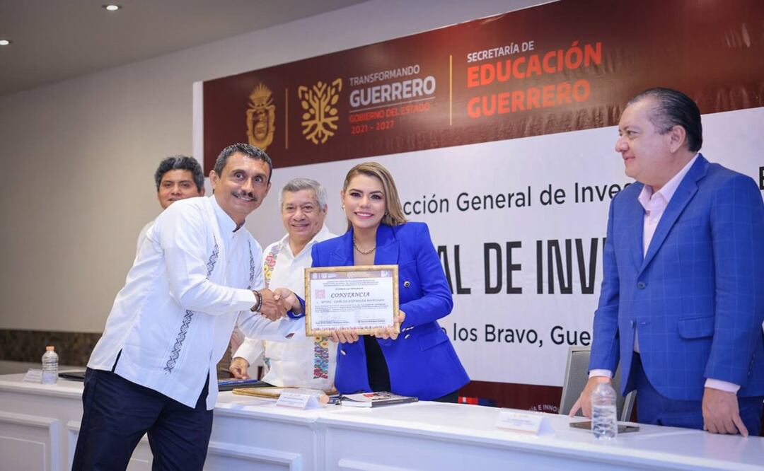Gobierno de Guerrero otorga becas y equipamiento a escuelas afectadas por el huracán John. Foto: Especial