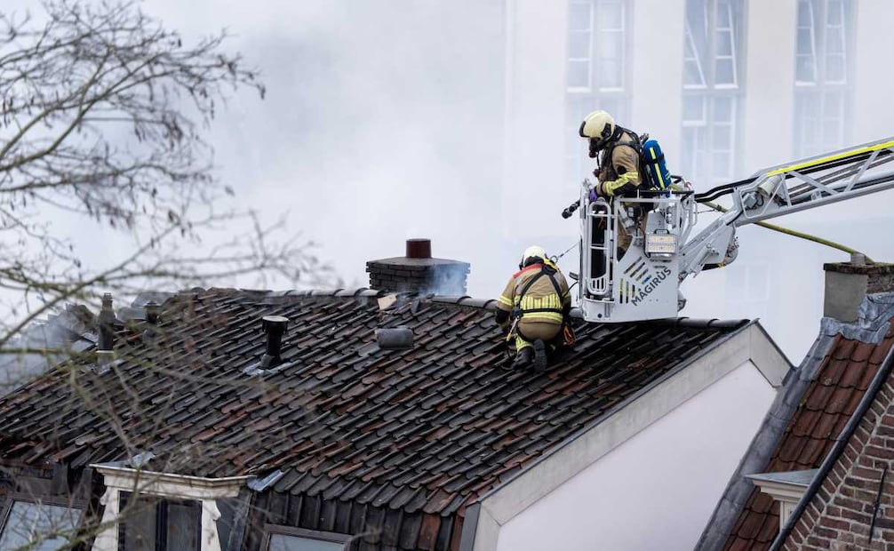 Bomberos trabajan en el lugar de un gran incendio en una casa en Visscherssteeg, Utrecht, Países Bajos, el 15 de enero de 2026. Se oyeron varias explosiones antes del incendio. Foto: EFE