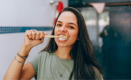 ¿Te cepillas los dientes antes de dormir?; este error común podría estar dañando tu sonrisa