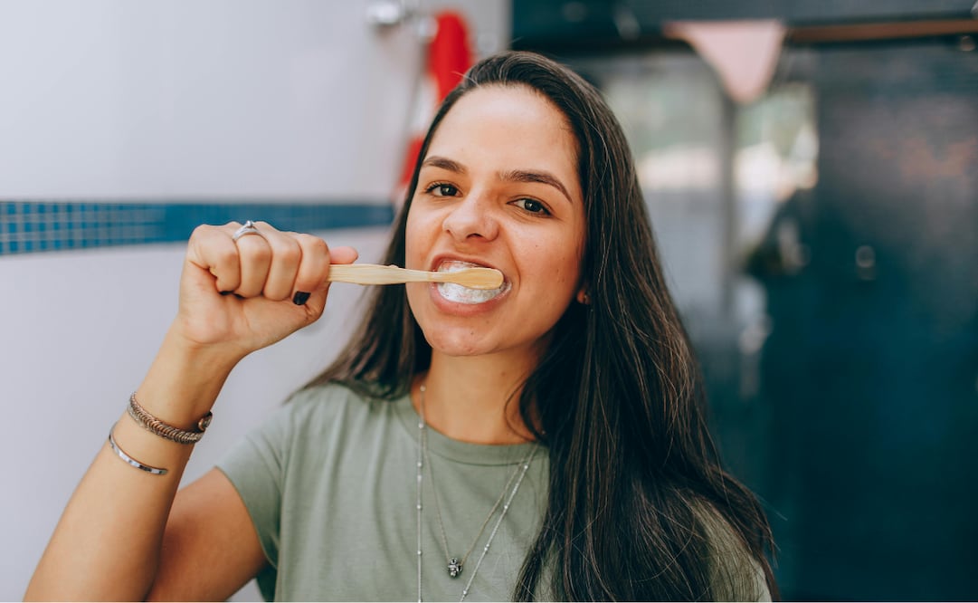 Conoce cuáles son los errores al lavar tus dientes que podrían estar afectando tu salud bucal. Foto: Canva