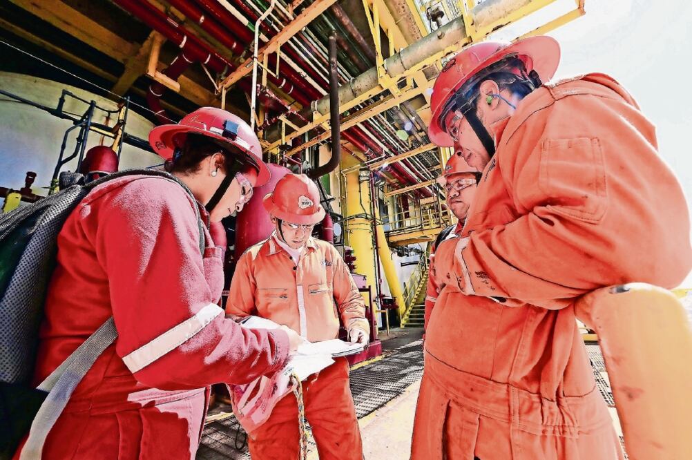 Como parte de la reforma energética, el nuevo personal de Pemex, aportará a su retiro mediante cuentas individuales, mecanismo parecido a las Afore (ARCHIVO EL UNIVERSAL)