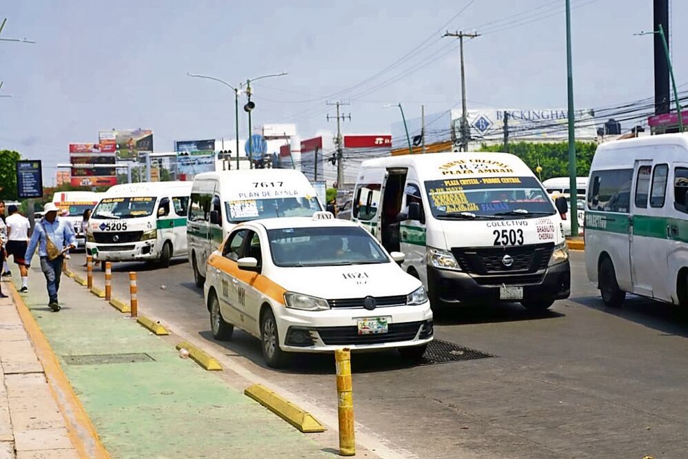 La escasez de combustible, debido al bloqueo de la CNTE, ha afectado a transportistas. Foto: de Óscar Gutiérrez