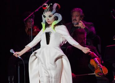 Björk evita que sus fans mexicanos se le acerquen