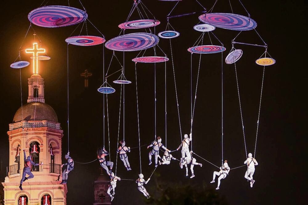 La compañía española Maure Experience, junto con la banda Duchamp Pilot, inauguraron el festival. Foto: Especial