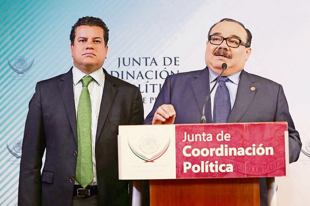 Jorge Carlos Ramírez Marín (derecha) resaltó que varias áreas del gobierno federal también sufrieron ajustes en su presupuesto y aseguró a Mancera que no existen represalias contra la Ciudad de México (CORTESÍA)