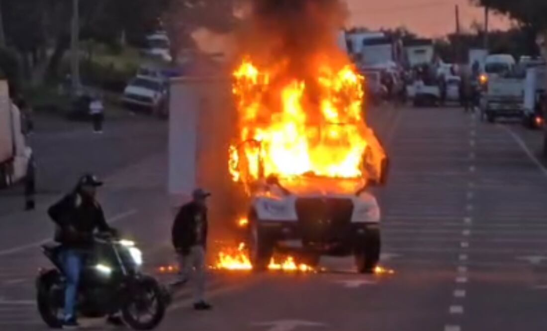 Queman camión y bloquean carretera en Michoacán para exigir búsqueda y aparición de tres jóvenes (18/09/2025). Foto: Especial