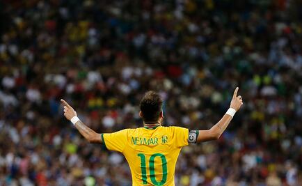 Neymar visita a sus compañeros horas antes del debut de Brasil