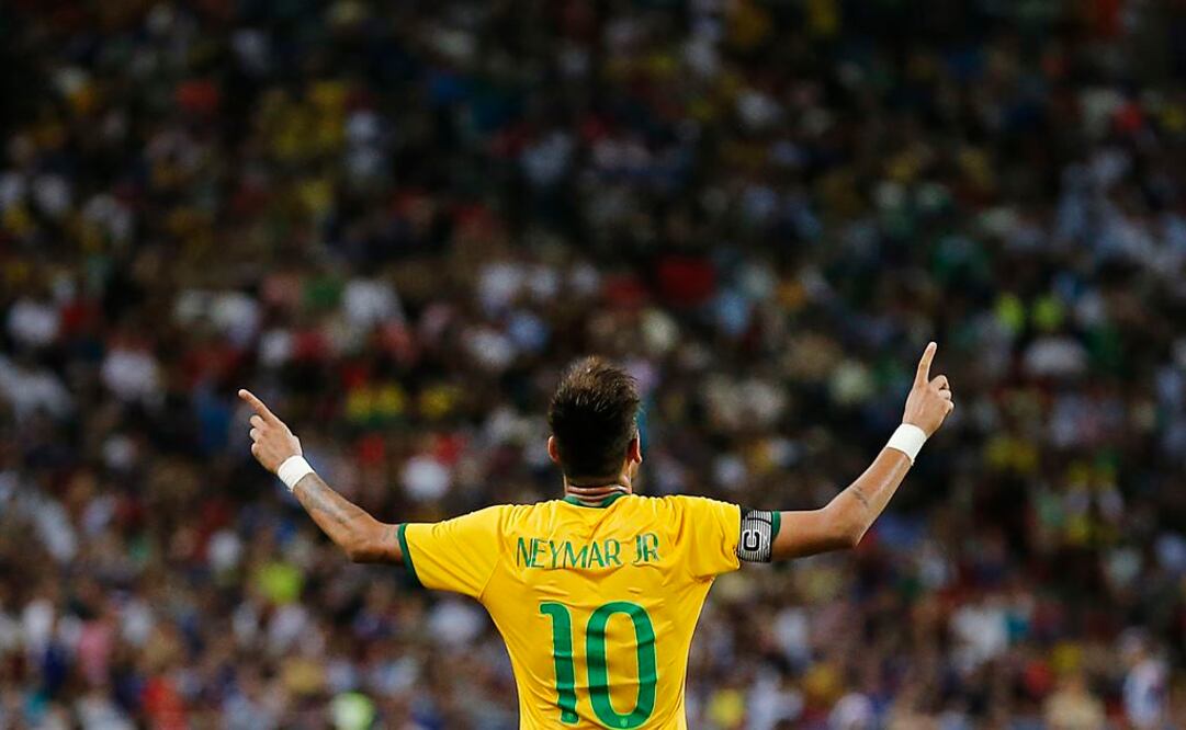 Neymar visita a sus compañeros horas antes del debut de Brasil