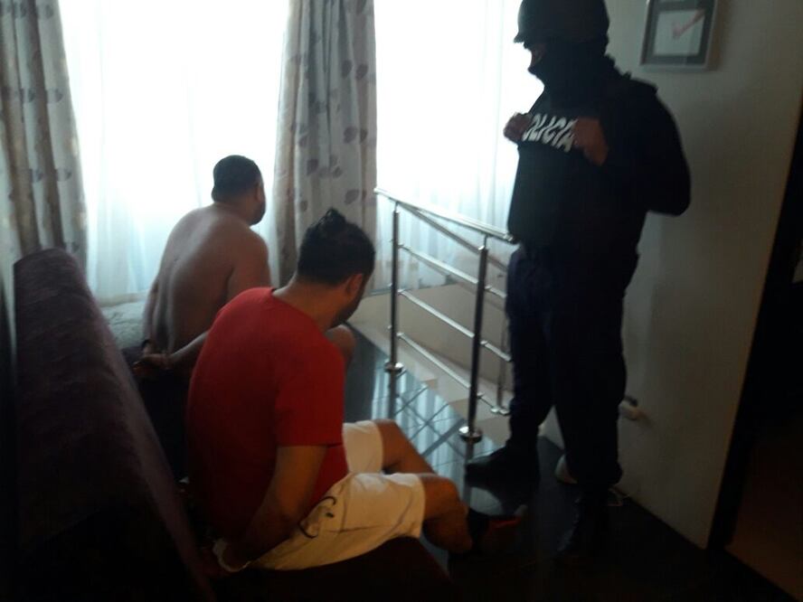 Un policía costarricense custodia a un mexicano y a un colombiano detenidos este martes 20 de febrero en Costa Rica por cargos de narcoactividad. (Foto: Policía de Control de Drogas de Costa Rica)